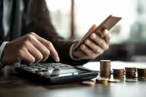 Mann mit Taschenrechner